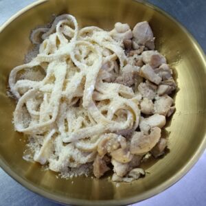 Паста з вершковим соусом та куркою 255 г — меню MEDУЗА, Полтава