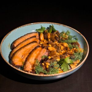 Підчеревок BBQ-smoked з бобовим асорті у томатному соусі 350 г — меню MEDУЗА, Полтава
